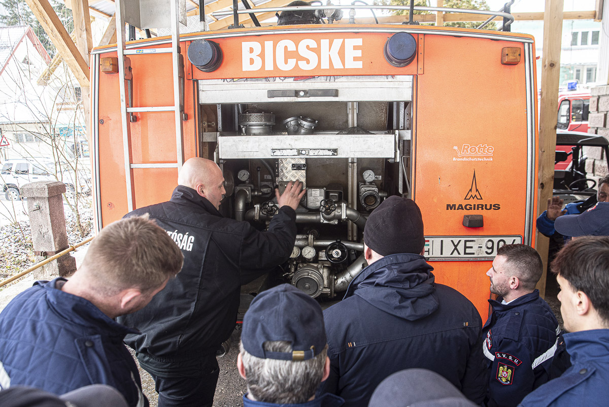 Bicskei adomány a tusnádfürdői önkéntes lánglovagoknak